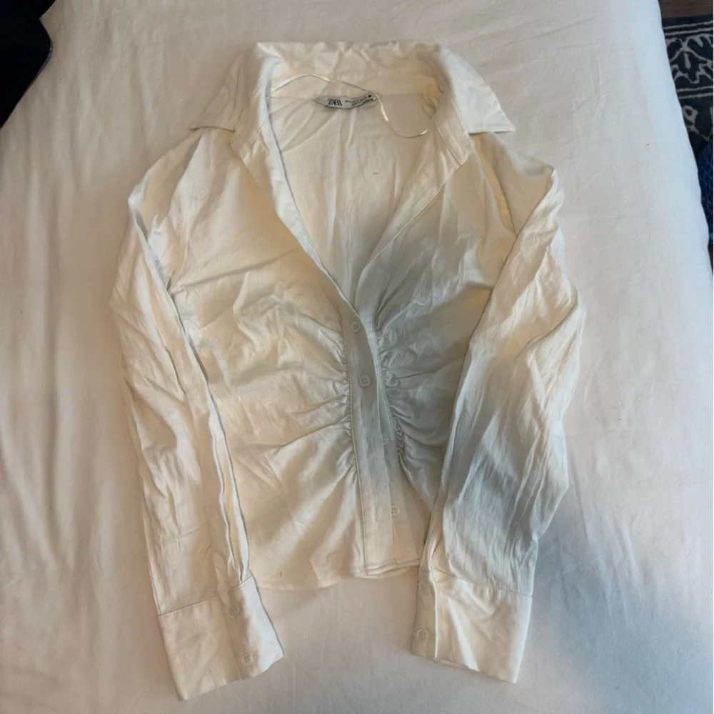 Zara Cream Cropped Ruched Long-Sleeve Shirt - Picture 1 of 4